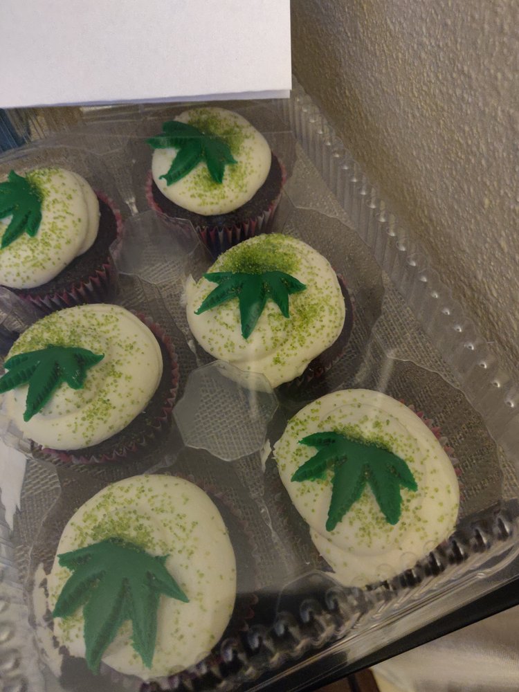 Cannabis Leaf Cupcakes (6)